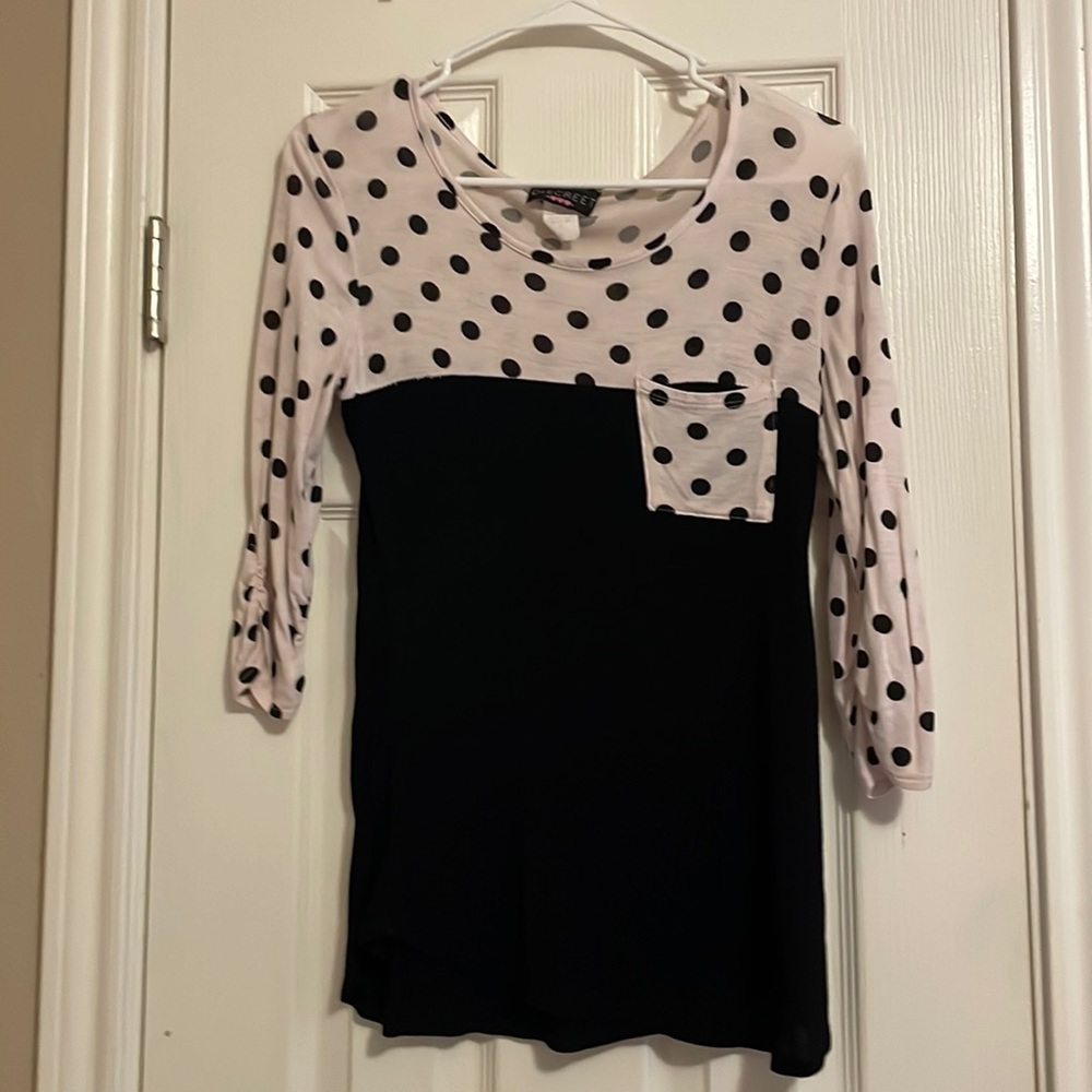 Brand- Discreet, size 4-6, colors black and white.